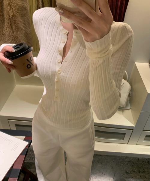 Teem Store(チームストア)の「フロント多連ボタン ワイドリブタイトニットカーディガン(カーディガン/ボレロ・レディース・ネイビー/ボルドー/アイボリー・M)」の2枚目の写真