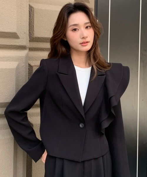 BIRTHDAY BASH(バースデイバッシュ)の「TEAGAN ASYMMETRY FRILL JACKET(ティーガンアシンメトリーフリルジャケット)(テーラードジャケット・レディース・ブラック・S/M)」の1枚目の写真