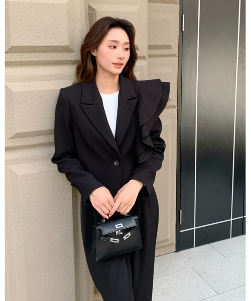 BIRTHDAY BASH(バースデイバッシュ)の「TEAGAN ASYMMETRY FRILL JACKET(ティーガンアシンメトリーフリルジャケット)(テーラードジャケット・レディース・ブラック・S/M)」の5枚目の写真