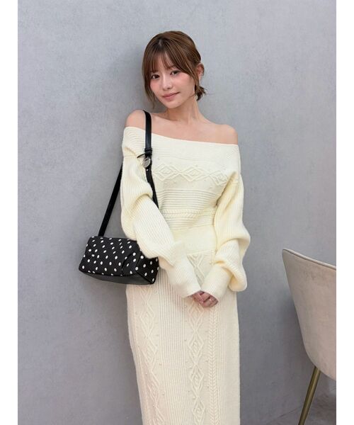 LAGUNAMOON(ラグナムーン)の「ケーブルビジューボートネックミドルニットワンピース(ワンピース・レディース・チャコールグレー/ブルー/アイボリー・SMALL/MEDIUM)」の4枚目の写真