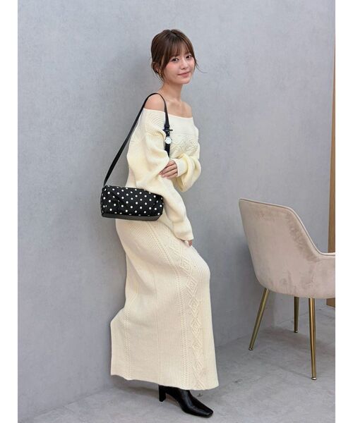 LAGUNAMOON(ラグナムーン)の「ケーブルビジューボートネックミドルニットワンピース(ワンピース・レディース・チャコールグレー/ブルー/アイボリー・SMALL/MEDIUM)」の6枚目の写真
