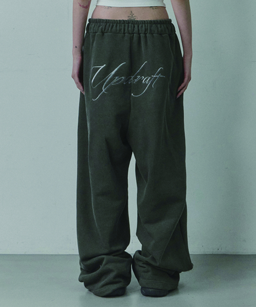 UPDRAFT（アップドラフト）の「カットアウトラインリベットウォッシュドトラックパンツ [ウォームグレー]（スウェットパンツ・レディース・その他・FREE）」の2枚目の写真