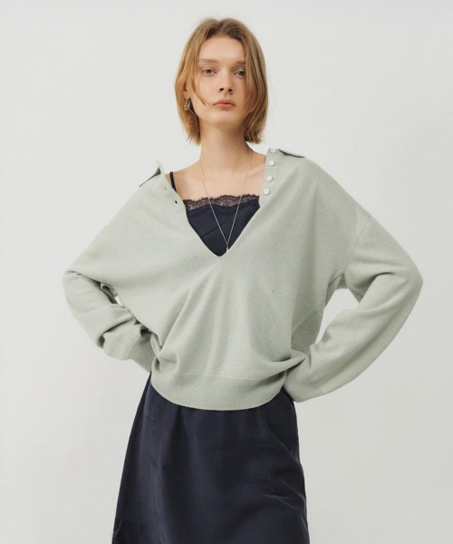 LOOKAST(ルックキャスト)の「カシミヤディープVネックカラーニット / CASHMERE DEEP V-NECK COLLAR KNIT_3colors(ニット/セーター・レディース・ネイビー/ミント/レッド・ONE)」の5枚目の写真