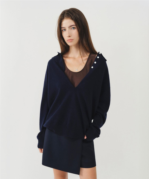 LOOKAST(ルックキャスト)の「カシミヤディープVネックカラーニット / CASHMERE DEEP V-NECK COLLAR KNIT_3colors(ニット/セーター・レディース・ネイビー/ミント/レッド・ONE)」の4枚目の写真