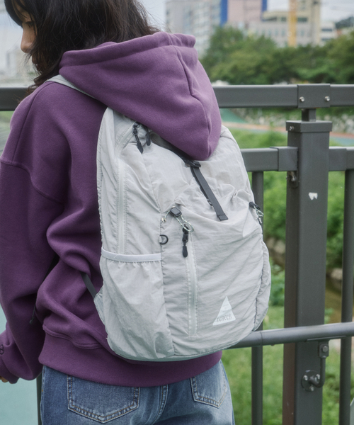 LENEE B(レニービー)の「エアピークバックパック 5カラー(バックパック/リュック・レディース・ホワイト/ライトグレー/ブラック/ブルー/ダークパープル・FREE)」の3枚目の写真