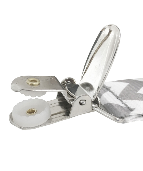 Boogin Head(ブーギンヘッド)の「【Boogin Head/ブーギンヘッド】ベビーカー用ひざ掛けクリップ ブランケット グリップ 2本組(ベビーカー/ベビーカー用品・キッズ・グレー×ホワイト・FREE)」の2枚目の写真