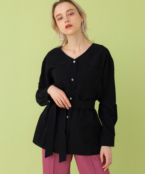 UNITED TOKYO(ユナイテッドトウキョウ)の「リネンVネックブラウス(シャツ/ブラウス・レディース・ベージュ/ブラック・1)」の2枚目の写真