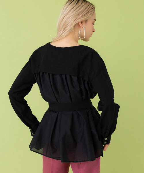 UNITED TOKYO(ユナイテッドトウキョウ)の「リネンVネックブラウス(シャツ/ブラウス・レディース・ベージュ/ブラック・1)」の13枚目の写真