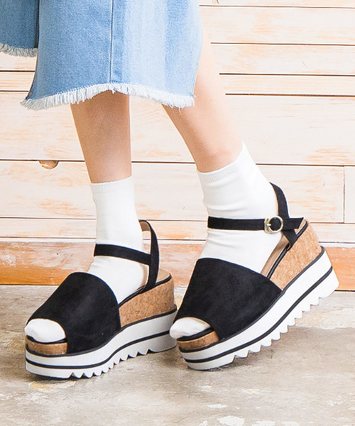 KOBE LETTUCE（コウベレタス）の「プラットフォーム厚底ラインサンダル（サンダル・レディース・ホワイト/シルバー/ブラック/ピンク系その他・M/LL/S/L）」の2枚目の写真