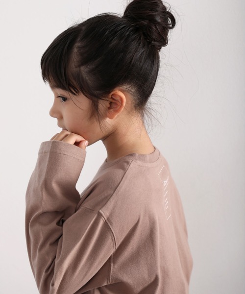 classicalelf(クラシカルエルフ)の「キッズ サイドスリットロング丈ビッグシルエット無地バックプリントロングTシャツ(長袖)(Tシャツ/カットソー・キッズ・ホワイト/ブラック/ブラウン系その他/グリーン系その他・130/140/150)」の22枚目の写真