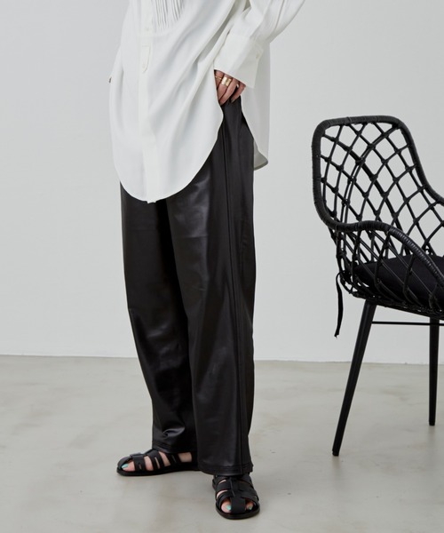 Aunt Marie's(アントマリーズ)の「レザーライクリラックスイージーパンツ(その他パンツ・レディース・ブラック/ベージュ・FREE/SMALL)」の3枚目の写真