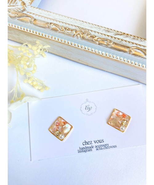 tone(トーン)の「【chez vous】SHELLY kirameki イヤリング (MA)(イヤリング・レディース・ピンク/レインボー/グリーン系その他/ブルー系その他/イエロー系その他/ブラウン/その他/イエロー/ゴールド/ナチュラル/グリーン系その他2/スカイブルー/パープル/その他2/マスタード/グリーン/オレンジ系その他/パープル系その他/ブルー/その他3/ピンク系その他/ライトパープル・FREE)」の2枚目の写真