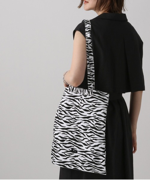 A part by（アパートバイ）の「ポータブルトートバッグ　257394（ショルダーバッグ・レディース・カーキ/ライトベージュ/ベージュ系その他/ブルー/ホワイト/ホワイト系その他2/グリーン系その他6/オフホワイト/ホワイト系その他3/キャメル/ベージュ/ライトブラウン/ライトブルー/ブラック/ナチュラル/ブラウン系その他・FREE）」の5枚目の写真