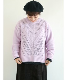 変形柄編みクルーネックニット