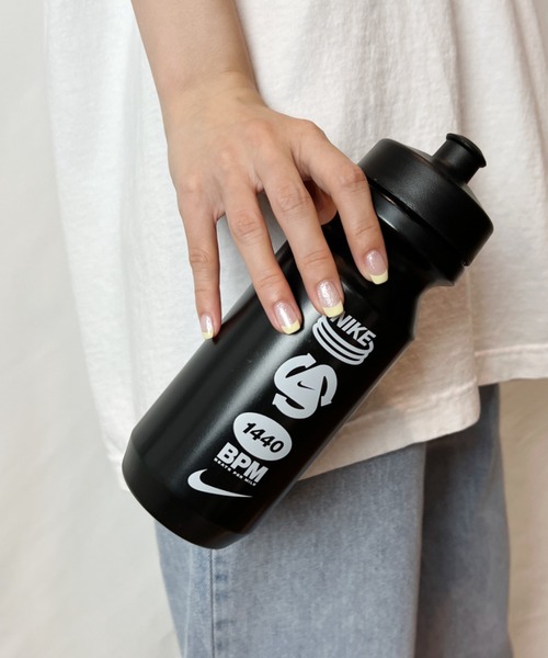 NIKE(ナイキ)の「NIKE(ナイキ)/ビッグ マウス 650ml スクイズボトル 2.0 22Ozウォーターボトル 水筒/BIG-MOUTH BOTTLE(水筒・レディース・パープル/ブルー/レッド/イエロー/ブラック/オリーブ/ブラック系その他/ピンク/ピンク系その他/ブラック系その他2・FREE)」の2枚目の写真