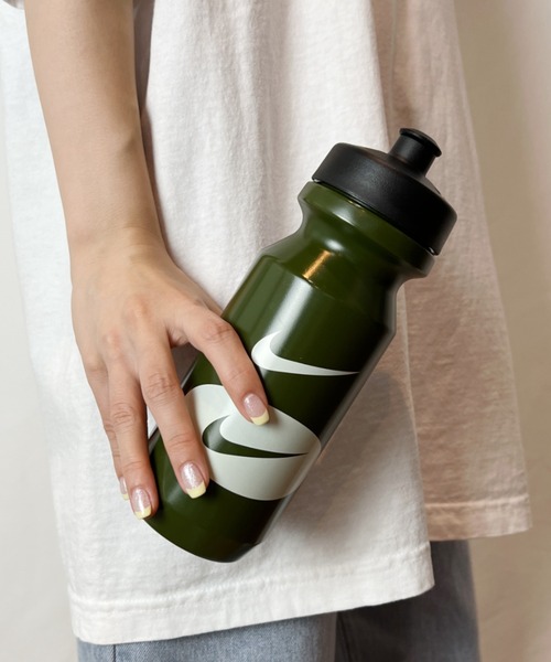 NIKE(ナイキ)の「NIKE(ナイキ)/ビッグ マウス 650ml スクイズボトル 2.0 22Ozウォーターボトル 水筒/BIG-MOUTH BOTTLE(水筒・レディース・パープル/ブルー/レッド/イエロー/ブラック/オリーブ/ブラック系その他/ピンク/ピンク系その他/ブラック系その他2・FREE)」の4枚目の写真