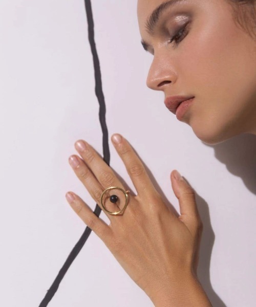 MAM（マム）の「「MAM/マム」サンダルウッドストーンラウンドリング（リング・レディース・シルバー/ゴールド・SMALL）」の4枚目の写真