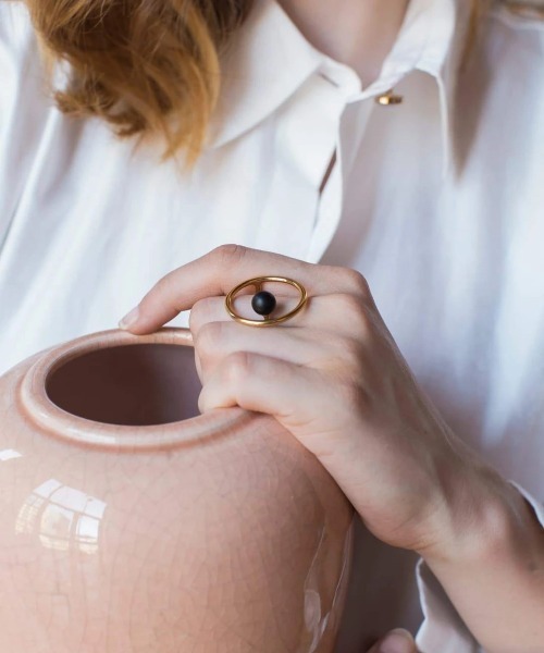 MAM（マム）の「「MAM/マム」サンダルウッドストーンラウンドリング（リング・レディース・シルバー/ゴールド・SMALL）」の17枚目の写真