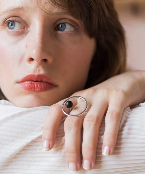 MAM（マム）の「「MAM/マム」サンダルウッドストーンラウンドリング（リング・レディース・シルバー/ゴールド・SMALL）」の5枚目の写真