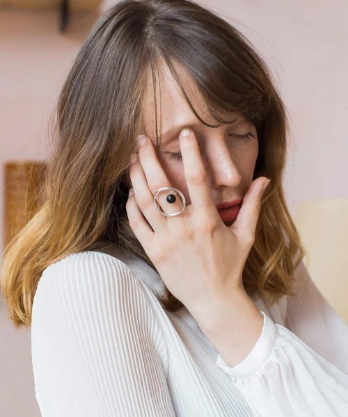 MAM（マム）の「「MAM/マム」サンダルウッドストーンラウンドリング（リング・レディース・シルバー/ゴールド・SMALL）」の12枚目の写真