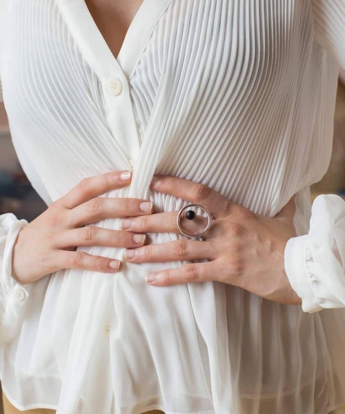 MAM（マム）の「「MAM/マム」サンダルウッドストーンラウンドリング（リング・レディース・シルバー/ゴールド・SMALL）」の16枚目の写真