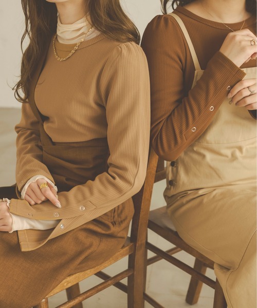 Ambre Neige（アンブルネージュ）の「袖スリットボタントップス／【WEB/EC限定商品】（Tシャツ/カットソー・レディース・ダークブラウン/ベージュ/アイボリー・FREE）」の3枚目の写真
