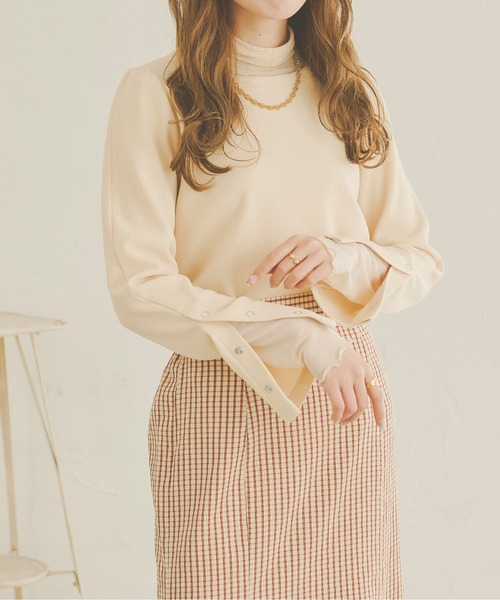 Ambre Neige（アンブルネージュ）の「袖スリットボタントップス／【WEB/EC限定商品】（Tシャツ/カットソー・レディース・ダークブラウン/ベージュ/アイボリー・FREE）」の2枚目の写真