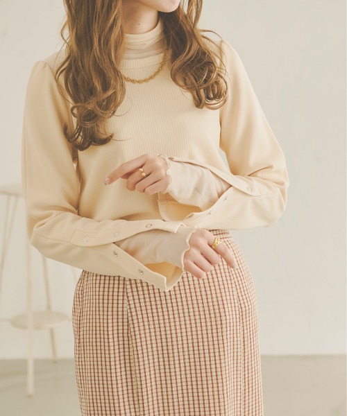 Ambre Neige（アンブルネージュ）の「袖スリットボタントップス／【WEB/EC限定商品】（Tシャツ/カットソー・レディース・ダークブラウン/ベージュ/アイボリー・FREE）」の4枚目の写真
