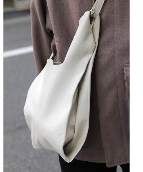 LOCALINA（ロカリナ）の「Leather Daily Bag - medium（トートバッグ・メンズ・ブラック/ホワイト・FREE）」の8枚目の写真