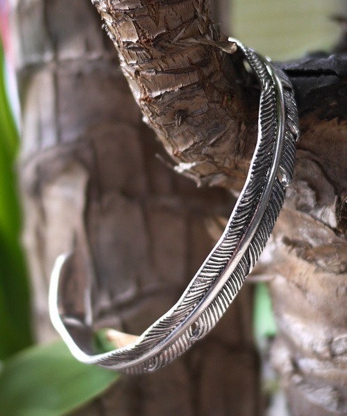 Revo.（レボ）の「Revo. フェザーバングル［巾着袋付き］（バングル/リストバンド・メンズ・ゴールド/シルバー・FREE）」の2枚目の写真