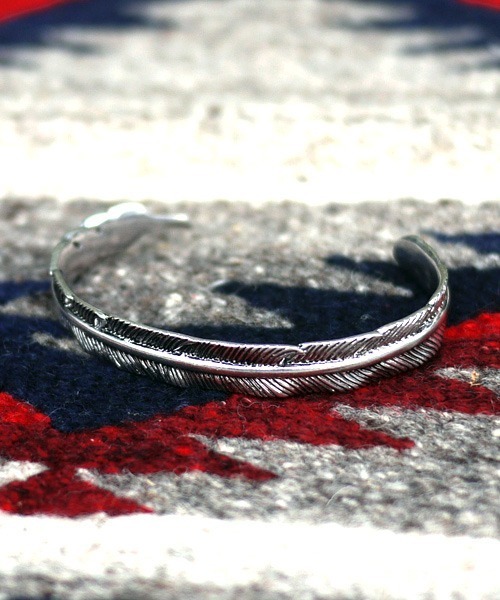 Revo.（レボ）の「Revo. フェザーバングル［巾着袋付き］（バングル/リストバンド・メンズ・ゴールド/シルバー・FREE）」の4枚目の写真