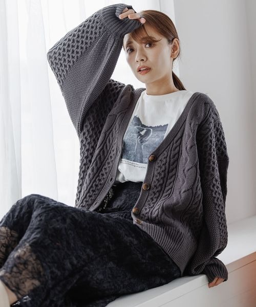 mysty woman(ミスティウーマン)の「ケーブルミックスボリュームカーディガン 165691(カーディガン/ボレロ・レディース・オフホワイト/チャコールグレー/モカ/ブルー/レッド/ライトグリーン・SMALL/MEDIUM)」の3枚目の写真