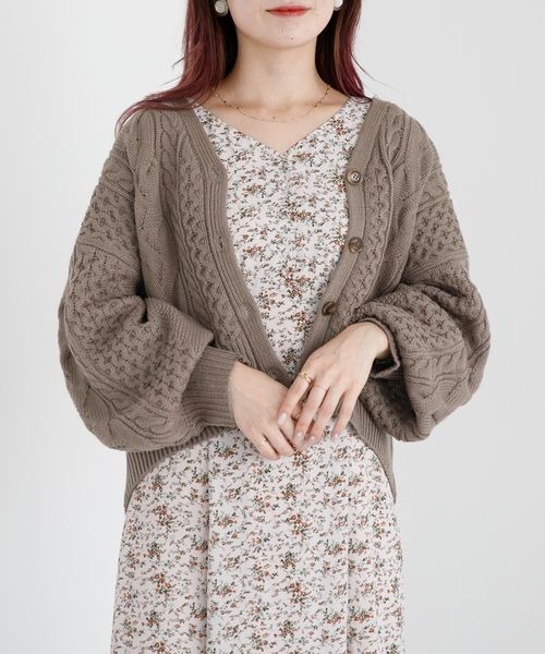 mysty woman(ミスティウーマン)の「ケーブルミックスボリュームカーディガン 165691(カーディガン/ボレロ・レディース・オフホワイト/チャコールグレー/モカ/ブルー/レッド/ライトグリーン・SMALL/MEDIUM)」の4枚目の写真