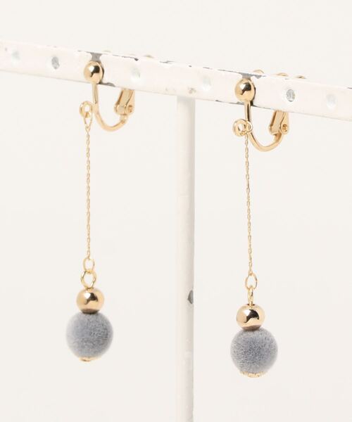 Te chichi(テチチ)の「フロッキーボールイヤリング(イヤリング・レディース・ブラウン/グレー・フリ-)」の1枚目の写真