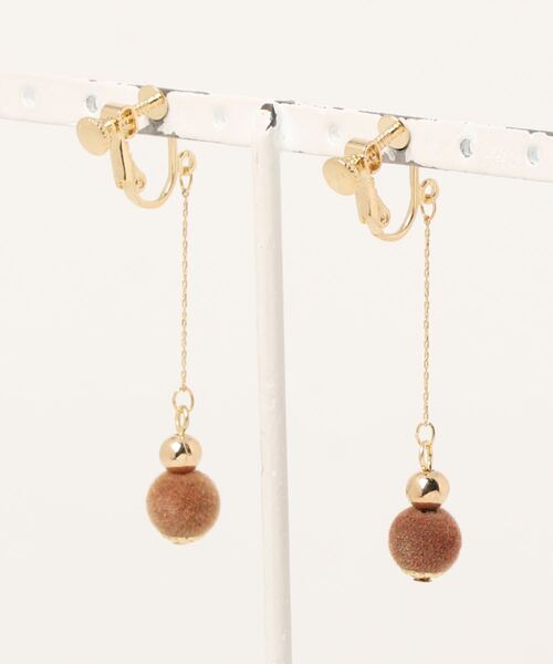 Te chichi(テチチ)の「フロッキーボールイヤリング(イヤリング・レディース・ブラウン/グレー・フリ-)」の3枚目の写真