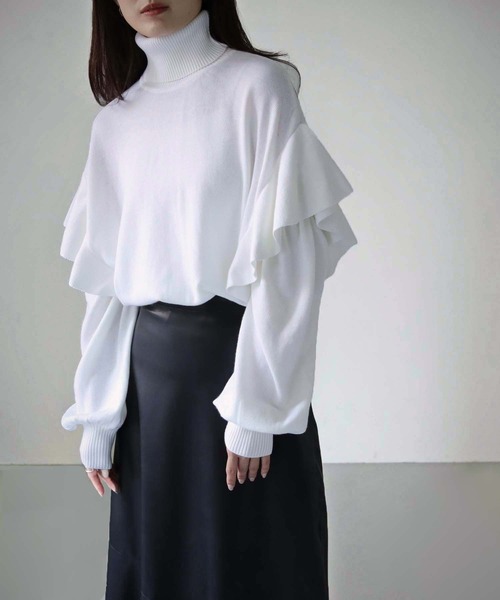 cheriella(シェリエラ)の「【cheriella】WEB限定ドロップショルダーフリルタートルネックニット(ニット/セーター・レディース・グリーン/ホワイト/パープル/ブラック・M)」の2枚目の写真