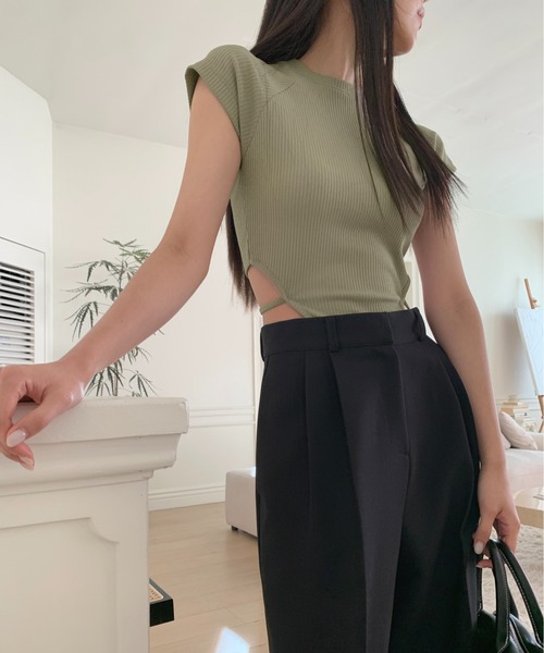 me+em select(ミームセレクト)の「バックストラップカットアウトショートリブTシャツ【 韓国製 】(Tシャツ/カットソー・レディース・グレー/カーキ/ブラック/クリーム・FREE)」の6枚目の写真