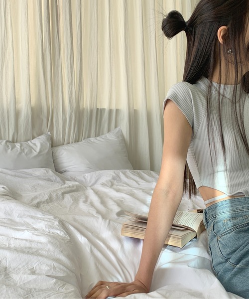 me+em select(ミームセレクト)の「バックストラップカットアウトショートリブTシャツ【 韓国製 】(Tシャツ/カットソー・レディース・グレー/カーキ/ブラック/クリーム・FREE)」の5枚目の写真