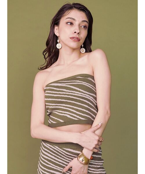 EVRIS（エヴリス）の「ジオメトリックニットベアトップ【セットアップ着用可能】（チューブトップ・レディース・カーキ/ブラック・FREE）」の4枚目の写真