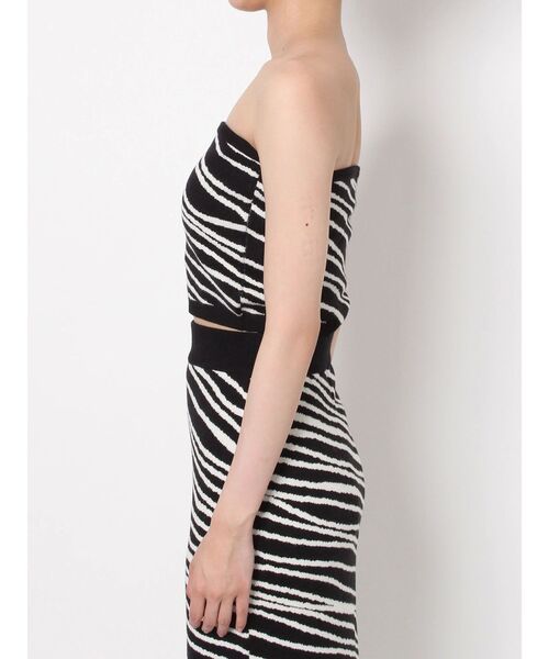 EVRIS（エヴリス）の「ジオメトリックニットベアトップ【セットアップ着用可能】（チューブトップ・レディース・カーキ/ブラック・FREE）」の17枚目の写真