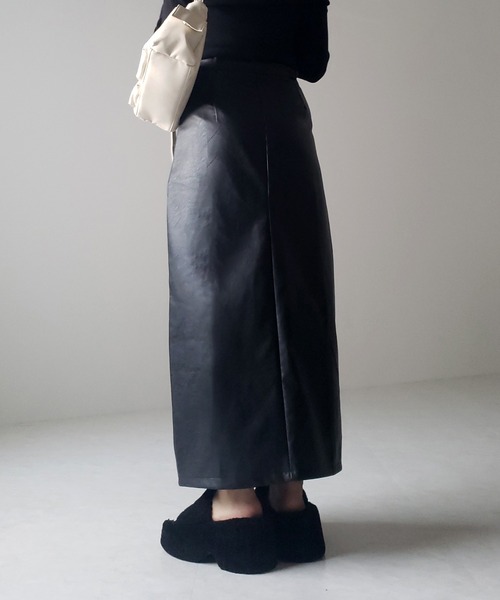 me+em select(ミームセレクト)の「※※【 3color / 3size 】フロントスリットヴィンテージフェイクレザースカート(スカート・レディース・ブラック/ベージュ/グレー・SMALL/MEDIUM/LARGE)」の6枚目の写真
