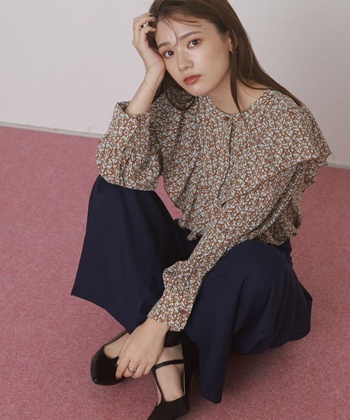 Pierrot(ピエロ)の「ハイウエストタックワイドパンツ(スラックス・レディース・グレイッシュベージュ/ネイビー・PM/M/L)」の8枚目の写真