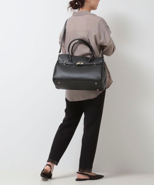 AULENTTI（オウレンティ）の「【AULENTTI/ オーレンティ】ひねりベルトレザートートバッグ（ショルダーバッグ・レディース・ブラック/キャメル・FREE）」の5枚目の写真