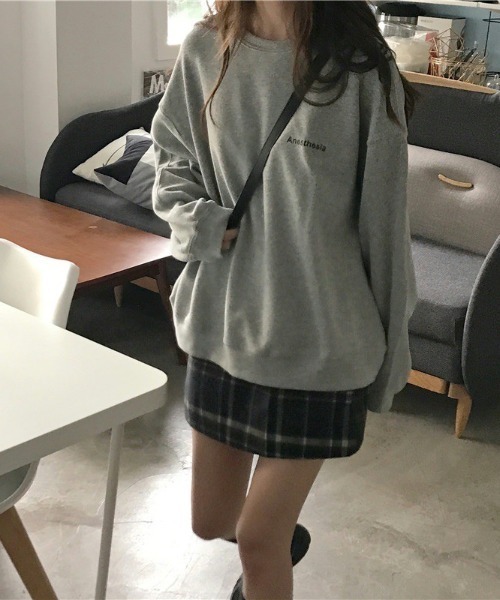 Per sist ence(パーシエンス)の「ルーズシルエットワンポイントロゴスウェット(スウェット・レディース・グレー/ネイビー・FREE)」の5枚目の写真