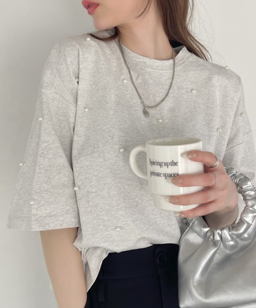 Ada.(エイダ)の「パール付き 半袖 Tシャツ(Tシャツ/カットソー・レディース・ブラック/ライトベージュ/ブルー系その他/オートミール・FREE)」の1枚目の写真