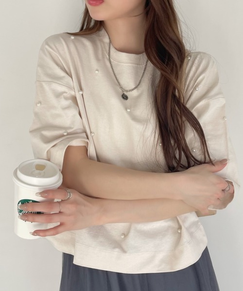 Ada.(エイダ)の「パール付き 半袖 Tシャツ(Tシャツ/カットソー・レディース・ブラック/ライトベージュ/ブルー系その他/オートミール・FREE)」の3枚目の写真
