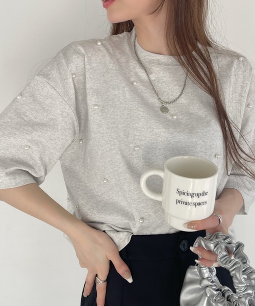Ada.(エイダ)の「パール付き 半袖 Tシャツ(Tシャツ/カットソー・レディース・ブラック/ライトベージュ/ブルー系その他/オートミール・FREE)」の7枚目の写真