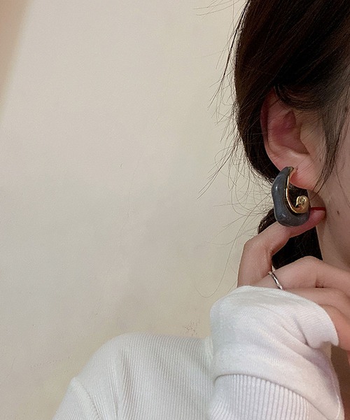 LA VORAGINE(ラ ヴォラジネ)の「アレルギー対応 マーブルピアス(ピアス(両耳用)・レディース・ホワイト/ダークブラウン/ブラウン/グレー/クリア・FREE)」の3枚目の写真