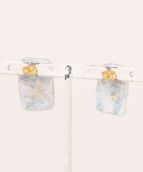 tone(トーン)の「【chez vous】Ink art pearl ピアス(MA)(ピアス(両耳用)・レディース・ホワイト系その他/ブルー系その他/パープル系その他/イエロー系その他・FREE)」の5枚目の写真