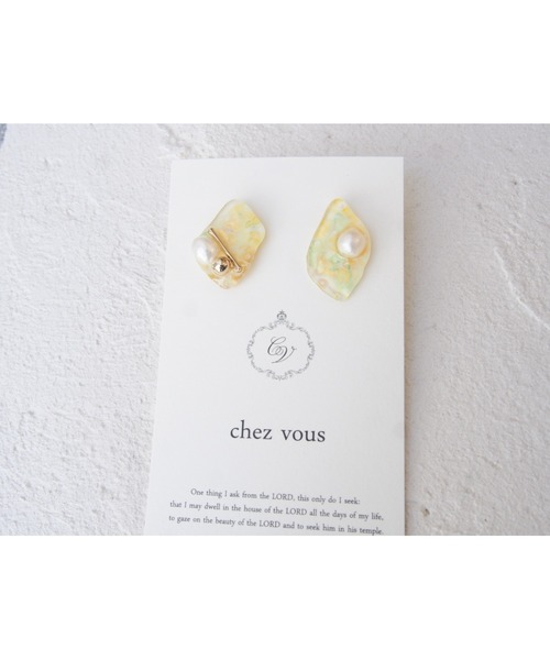 tone(トーン)の「【chez vous】Ink art pearl ピアス(MA)(ピアス(両耳用)・レディース・ホワイト系その他/ブルー系その他/パープル系その他/イエロー系その他・FREE)」の4枚目の写真